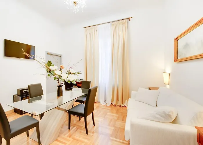 Konukevi Queen Palace 4*